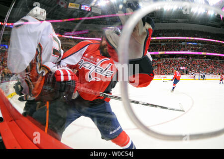 Anaheim Ducks aile gauche Nick Ritchie (37 hits) Capitals de Washington le défenseur Mike Weber (6) dans la deuxième période à la Verizon Center à Washington, D.C. le 10 avril 2016. Photo par Mark Goldman/UPI Banque D'Images