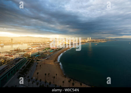 Vue aérienne de la plage de Barcelone pendant le coucher du soleil le long de mer à Barcelone, Espagne. La mer Méditerranée en Espagne. Banque D'Images