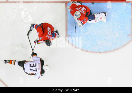 Anaheim Ducks aile gauche Nick Ritchie (37) score contre le gardien Philipp Grubauer Les Capitals de Washington (31) dans la deuxième période à la Verizon Center à Washington, D.C. le 10 avril 2016, où l'Anaheim a battu les Capitals de Washington, 2-0. Photo par Mark Goldman/UPI Banque D'Images