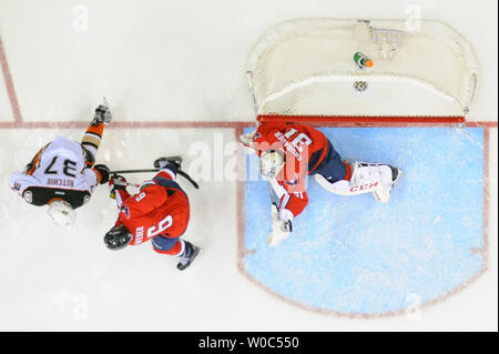 Anaheim Ducks aile gauche Nick Ritchie (37) score contre le gardien Philipp Grubauer Les Capitals de Washington (31) dans la deuxième période à la Verizon Center à Washington, D.C. le 10 avril 2016, où l'Anaheim a battu les Capitals de Washington, 2-0. Photo par Mark Goldman/UPI Banque D'Images