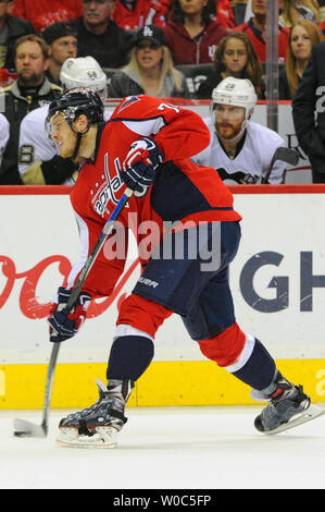 Les Capitals de Washington le défenseur John Carlson (74) incendies a tourné en troisième période au Verizon Center à Washington, D.C. le 30 avril 2016, dans le deuxième match de la deuxième ronde de la série éliminatoire de la Coupe Stanley. Les Penguins de Pittsburgh a battu les Capitals de Washington, 2-1 à même leur série. Photo par Mark Goldman/UPI Banque D'Images