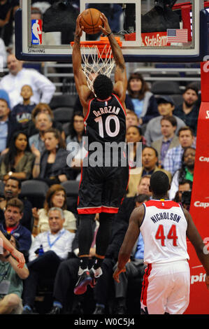 Toronto Raptors DeRozan Demar guard (10) marque contre les Washington Wizards dans la première moitié du Verizon Center de Washington, D.C. le 2 novembre 2016. Photo par Mark Goldman/UPI Banque D'Images