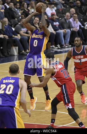 Los Angeles Lakers guard Nick Young (0) marque contre Washington Wizards guard John Wall (2) dans la première moitié du Verizon Center de Washington, D.C. le 2 février 2017. Photo par Mark Goldman/UPI Banque D'Images