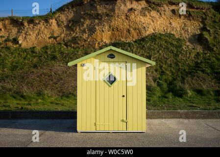 Cabane de plage solitaire, Normandie, France Banque D'Images