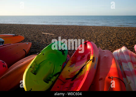 Kayaks colorés sur la plage vide, Hove, Sussex Banque D'Images