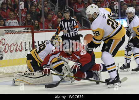 Les Capitals de Washington l'aile gauche Andre Burakovsky (65) est touché par le défenseur des Penguins de Pittsburgh Ian Cole (28) dans la première période à la Verizon Center à Washington, D.C. le 6 mai 2017, dans le jeu 5 de la deuxième ronde de la série éliminatoire de la Coupe Stanley. Les Capitals de Washington a battu les Penguins de Pittsburgh, 4-2. Photo par Mark Goldman/UPI Banque D'Images