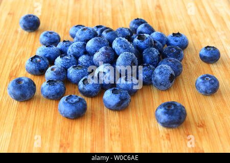 Bleuets frais sur table en bois Banque D'Images