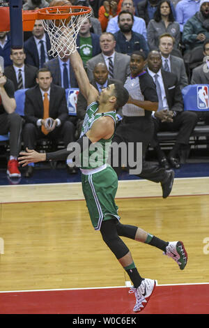 Boston Celtics avant Jayson Tatum (0) scores dans la première moitié à Capital One Arena à Washington, D.C. le 8 février 2018. Photo par Mark Goldman/UPI Banque D'Images