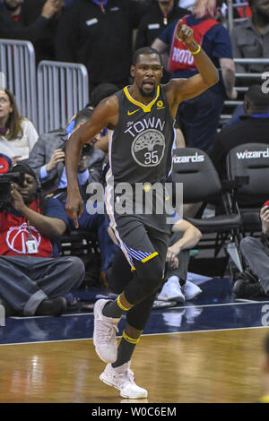 Les Golden State Warriors de l'avant Kevin Durant (35) réagit après avoir marqué au premier semestre à Capital One Arena à Washington, D.C. Le 28 février 2018. Photo par Mark Goldman/UPI Banque D'Images