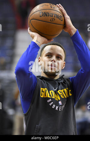 Golden State Warriors guard Stephen Curry (30) se réchauffe à Capital One Arena à Washington, D.C. Le 28 février 2018. Photo par Mark Goldman/UPI Banque D'Images