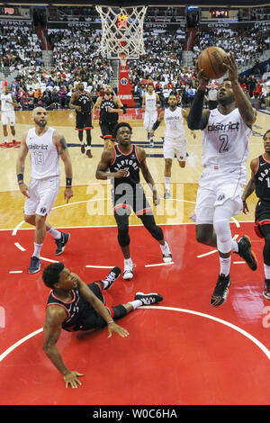 Washington Wizards guard John Wall (2) marque contre Toronto Raptors guard Kyle Lowry (7) dans la première moitié à Capital One Arena à Washington, D.C. le 20 avril 2018 lors du premier tour des playoffs NBA. Les Washington Wizards défait les Toronto Raptors, 123-103. Photo par Mark Goldman/UPI Banque D'Images