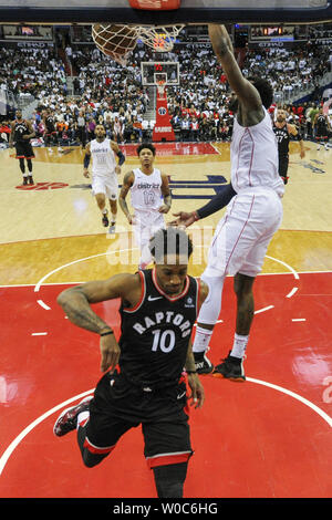Washington Wizards guard John Wall (2) marque contre Toronto Raptors DeRozan Demar guard (10) dans la première moitié à Capital One Arena à Washington, D.C. le 20 avril 2018 lors du premier tour des playoffs NBA. Les Washington Wizards défait les Toronto Raptors, 123-103. Photo par Mark Goldman/UPI Banque D'Images