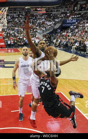 Toronto Raptors guard Kyle Lowry (7) est souillée par Washington Wizards guard Bradley Beal (3) à Capital One Arena à Washington, D.C. le 20 avril 2018 lors du premier tour des playoffs NBA. Les Washington Wizards défait les Toronto Raptors, 123-103. Photo par Mark Goldman/UPI Banque D'Images