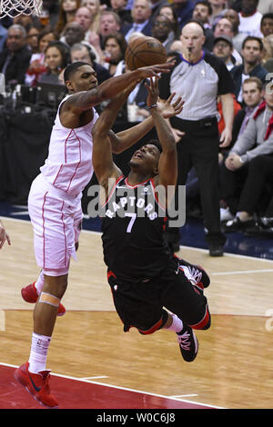 Washington Wizards guard Bradley Beal (3) fautes Toronto Raptors guard Kyle Lowry (7) dans la seconde moitié du capital à une arène à Washington, D.C. le 20 avril 2018 lors du premier tour des playoffs NBA. Les Washington Wizards défait les Toronto Raptors, 123-103. Photo par Mark Goldman/UPI Banque D'Images