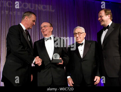 Rupert Murdoch est félicité par le général James L. Jones, USMC (Ret.), (L), Henry Kissinger, et président-directeur général du Conseil de l'Atlantique Fred Kempe sur réception du prix du leadership distingué lors de l'Atlantic Council's 2008 Dîner annuel de remise des prix à Washington le 21 avril 2008. (Photo d'UPI/Patrick D. McDermott) Banque D'Images