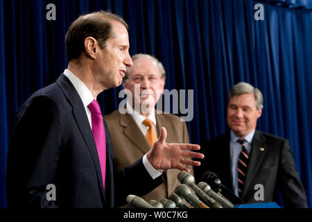 Le sénateur John Rockefeller IV, D-WV, (C) et le sénateur Sheldon Whitehouse, D-RI, (R) écouter le Sénateur Ron Wyden, D-OR, (L) la parole au cours d'une conférence de presse sur l'Iraq sur la colline du Capitole à Washington le 5 juin 2008. (Photo d'UPI/Patrick D. McDermott) Banque D'Images