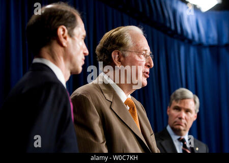 Le Sénateur Ron Wyden, D-OR, (L) et le sénateur Sheldon Whitehouse, D-RI, (R) écouter le sénateur John Rockefeller IV, D-WV, (C) prend la parole lors d'une conférence de presse pour dévoiler la dernière phase II fait le point sur l'avant-guerre sur l'Iraq de renseignement sur la colline du Capitole à Washington le 5 juin 2008. (Photo d'UPI/Patrick D. McDermott) Banque D'Images