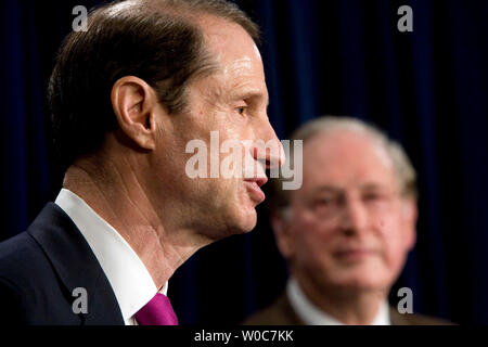 Le sénateur John Rockefeller IV, D-WV, (R) écouter le Sénateur Ron Wyden, D-OR, (L) prend la parole lors d'une conférence de presse sur l'Iraq sur la colline du Capitole à Washington le 5 juin 2008. (Photo d'UPI/Patrick D. McDermott) Banque D'Images