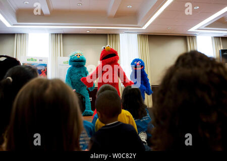 L'enfant regarde une performance de Sesame Street Elmo's, Rosita et Grover lors d'un événement pour annoncer "l'expérience de la Rue Sésame pour les familles des militaires, à Washington, le 26 juin 2008. Cette initiative offre un soutien et offre des ressources importantes pour les familles des militaires avec de jeunes enfants aux prises avec les effets de déploiement, de multiples déploiements ou lorsqu'un parent revient à la maison a changé en raison d'une blessure au combat. (Photo d'UPI/Patrick D. McDermott) Banque D'Images