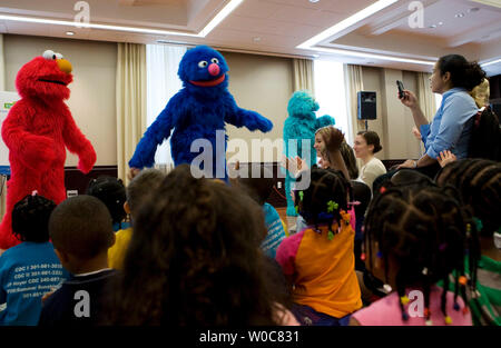 L'enfant regarde une performance de Sesame Street Elmo's, Rosita et Grover lors d'un événement pour annoncer "l'expérience de la Rue Sésame pour les familles des militaires, à Washington, le 26 juin 2008. Cette initiative offre un soutien et offre des ressources importantes pour les familles des militaires avec de jeunes enfants aux prises avec les effets de déploiement, de multiples déploiements ou lorsqu'un parent revient à la maison a changé en raison d'une blessure au combat. (Photo d'UPI/Patrick D. McDermott) Banque D'Images