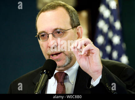 Barry Steinhardt, directeur de l'American Civil Liberties Union et la technologie du programme de liberté, prend la parole lors d'une conférence de presse tenue par l'American Civil Liberties Union (ACLU) à l'occasion de la millionième plus de la Transportation Security Administration Administration liste de surveillance des terroristes au National Press Club à Washington le 14 juillet 2008. (Photo d'UPI/Patrick D. McDermott) Banque D'Images