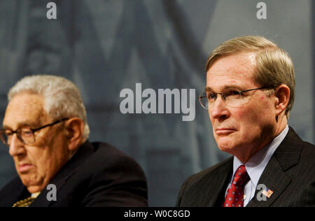 Stephen J. Hadley, conseiller à la sécurité nationale, (R) et l'ancien secrétaire d'État Henry Kissinger a assisté à l'inauguration de l'Institut de Kissinger, la Chine et les États-Unis à la Woodrow Wilson Center à Washington le 29 juillet 2008. (Photo d'UPI/Patrick D. McDermott) Banque D'Images