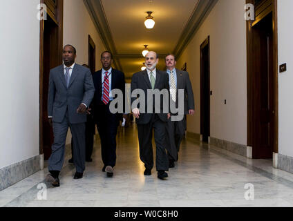Le Président de la Réserve fédérale, Ben Bernanke (2e R) arrive au Sénat Russell Immeuble de bureaux pour une réunion avec le sénateur Chris Dodd (D-CT) sur la colline du Capitole à Washington le 29 juillet 2008. (Photo d'UPI/Patrick D. McDermott) Banque D'Images