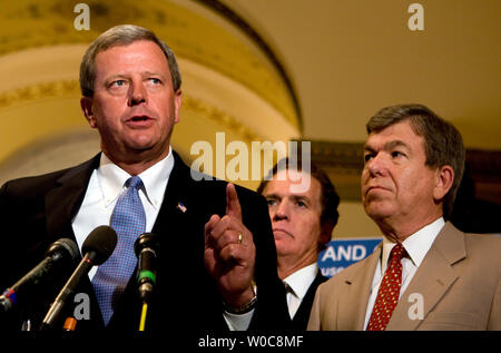 Chambre Whip minoritaire Roy Blunt, R-MO, (R) et Phil Gingray, R - GA, (C) regarde Tom Latham, Rép. R - IA, (L) prend la parole lors d'une conférence de presse sur la colline du Capitole à Washington le 14 août 2008. Les républicains de la Chambre demandent à l'Orateur, Nancy Pelosi, D-CA, pour convoquer la Chambre et vote sur la Loi sur l'Énergie américain, une loi républicaine conçus pour traiter la dépendance de l'Amérique du pétrole étranger. (Photo d'UPI/Patrick D. McDermott) Banque D'Images