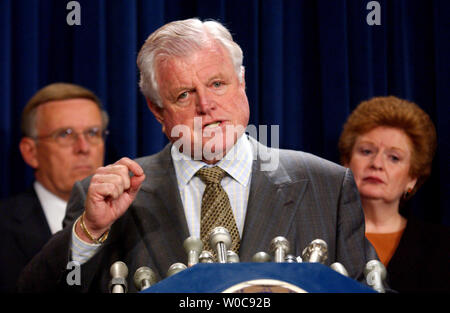 Le sénateur Edward Kennedy, D-masse, les adresses recueillies lors d'une conférence de presse le 23 octobre 2003 à Washington. Lui et d'autres démocrates ont discuté de leurs préoccupations concernant le manque de progrès réalisés en médicaments sur ordonnance législative. (UPI/Michael Kleinfeld) Banque D'Images