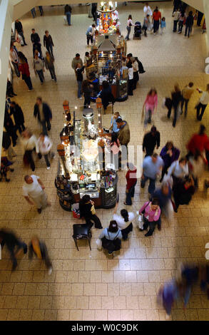 Flux de clients autour d'un kiosque dans un centre commercial dans la région de Fairfax, Virginie, le 28 novembre 2003. Le jour après Thanksgiving, parfois appelés "vendredi noir", est l'un des jours de shopping les plus importants de l'année. (Photo d'UPI/Roger L. Wollenberg) Banque D'Images