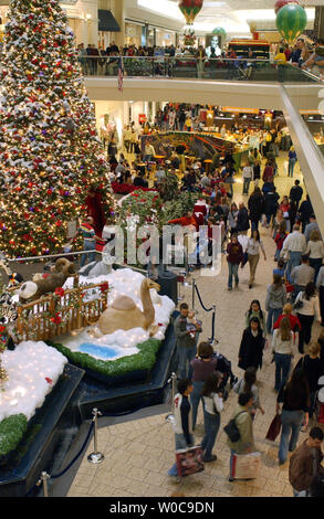 Flux de clients autour d'un kiosque dans un centre commercial dans la région de Fairfax, Virginie, le 28 novembre 2003. Le jour après Thanksgiving, parfois appelés "vendredi noir", est l'un des jours de shopping les plus importants de l'année. (Photo d'UPI/Roger L. Wollenberg) Banque D'Images