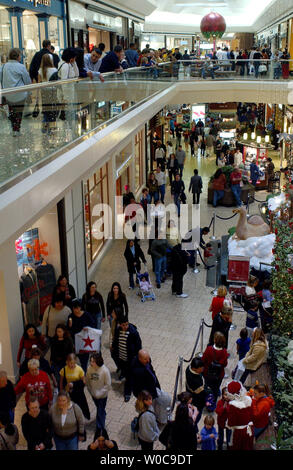 Flux de clients autour d'un kiosque dans un centre commercial dans la région de Fairfax, Virginie, le 28 novembre 2003. Le jour après Thanksgiving, parfois appelés "vendredi noir", est l'un des jours de shopping les plus importants de l'année. (Photo d'UPI/Roger L. Wollenberg) Banque D'Images