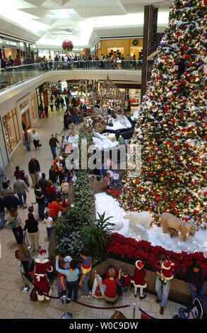 Flux de clients autour d'un kiosque dans un centre commercial dans la région de Fairfax, Virginie, le 28 novembre 2003. Le jour après Thanksgiving, parfois appelés "vendredi noir", est l'un des jours de shopping les plus importants de l'année. (Photo d'UPI/Roger L. Wollenberg) Banque D'Images