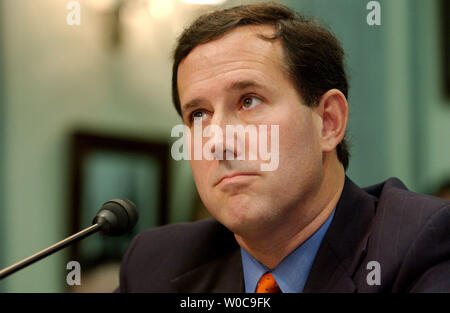 Le sénateur Rick Santorum, R-Pa, témoigne devant le comité sénatorial sur le commerce, les sciences et de transport concernant l'importation de médicaments en provenance du Canada, le 20 novembre 2003 à Washington. Congrès travaille sur l'adoption d'une loi sur les soins de santé avant de partir en vacances, et la question des médicaments est un obstacle majeur. (Photo d'UPI/Michael Kleinfeld) Banque D'Images