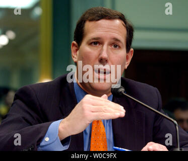 Le sénateur Rick Santorum, R-Pa, témoigne devant le comité sénatorial sur le commerce, les sciences et de transport concernant l'importation de médicaments en provenance du Canada, le 20 novembre 2003 à Washington. Congrès travaille sur l'adoption d'une loi sur les soins de santé avant de partir en vacances, et la question des médicaments est un obstacle majeur. (Photo d'UPI/Michael Kleinfeld) Banque D'Images