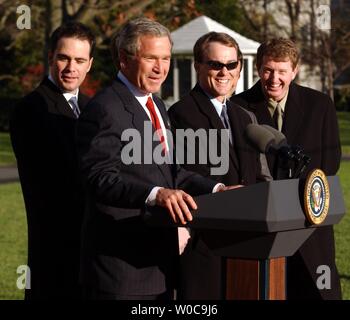 Le Président George Bush a un rire avec racers NASCAR Jimmie Johnson, Kevin Harvick, gauche, droite, et Bill Elliot, extrême droite, lors d'un événement à l'honneur cette saison, les pilotes gagnant le 2 décembre 2003 à Washington. Bush a félicité le pilote Nascar Matt Kenseth, qui a remporté la Winston Cup 2003. (Photo d'UPI/Michael Kleinfeld) Banque D'Images