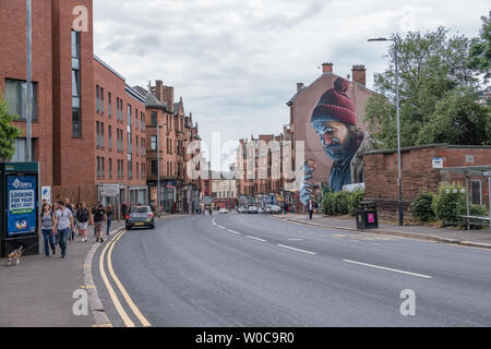 Glasgow, Scotland, UK - 22 juin 2019 : High Street Glasgow célèbre peinture murale d'un homme avec un merle sur son doigt par le célèbre artiste Bates (Smug) Banque D'Images