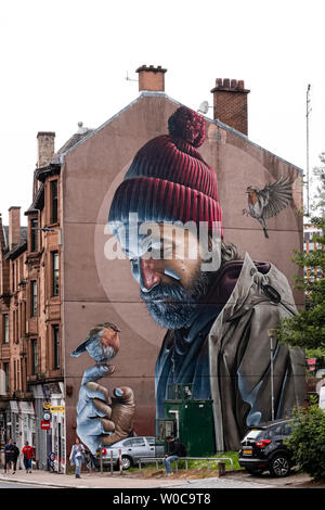 Glasgow, Scotland, UK - 22 juin 2019 : High Street Glasgow célèbre peinture murale d'un homme avec un merle sur son doigt par le célèbre artiste Bates (Smug) Banque D'Images