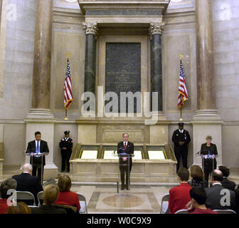 L'archiviste des États-Unis John Carlin, centre, le membre du Congrès Jesse Jackson Jr., gauche, et journaliste Cokie Roberts, droite, présente les dix principaux documents américains qui ont façonné l'Amérique, le 15 décembre 2003 aux Archives Nationales à Washington. (Photo d'UPI/Michael Kleinfeld) Banque D'Images