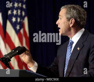 Le Président George Bush s'adresse aux membres du corps de presse de la Maison blanche au cours de la dernière conférence de presse présidentielle de 2003, le 15 décembre 2003 à Washington. Le président a discuté de la capture de l'ancien président irakien Saddam Hussein, l'économie et les prochaines élections aux États-Unis. (Photo d'UPI/Michael Kleinfeld) Banque D'Images