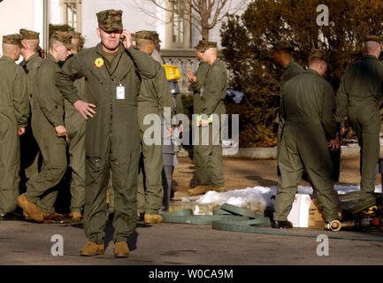 Marines à partir de la 4e BAM (AT) mis en place une station de nettoyage pour les dangers biologiques les matériaux à l'extérieur l'immeuble de bureaux du Sénat Russell Le 4 février 2004 à Washington. Trois immeubles de bureaux sont en cours d'assainissement après la ricine a été découvert deux jours plus tôt dans la salle du courrier de la sénateur Bill Frist, R-Tenn. (Photo d'UPI/Michael Kleinfeld) Banque D'Images