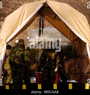 Marines à partir de la 4e BAM (AT) mis en place une station de nettoyage pour les dangers biologiques les matériaux à l'extérieur l'immeuble de bureaux du Sénat Russell Le 4 février 2004 à Washington. Trois immeubles de bureaux sont en cours d'assainissement après la ricine a été découvert deux jours plus tôt dans la salle du courrier de la sénateur Bill Frist, R-Tenn. (Photo d'UPI/Michael Kleinfeld) Banque D'Images