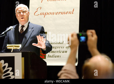 Le sénateur Patrick Leahy, D-VT, parle pour le Congrès national des Indiens d'Amérique, en tant que membre prend sa photo, au cours de leur réunion à Washington le 25 février 2004. (Photo d'UPI/Roger L. Wollenberg) Banque D'Images