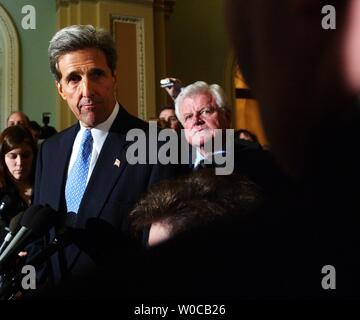 Le sénateur John Kerry, D-masse, parle avec les membres de la presse après une rencontre avec les dirigeants du Sénat démocratique le 11 mars 2004 à Washington. Lorsqu'on lui a demandé s'il allait s'excuser pour des propos tenus hier à Chicago à propos de républicains, il a dit qu'il ne serait pas. (Photo d'UPI/Michael Kleinfeld) Banque D'Images