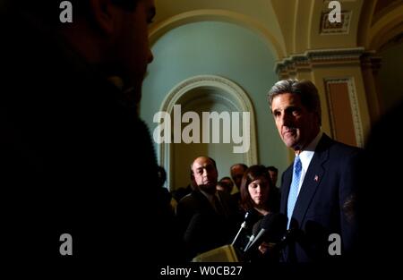 Le sénateur John Kerry, D-masse, parle avec les membres de la presse après une rencontre avec les dirigeants du Sénat démocratique le 11 mars 2004 à Washington. Lorsqu'on lui a demandé s'il allait s'excuser pour des propos tenus hier à Chicago à propos de républicains, il a dit qu'il ne serait pas. (Photo d'UPI/Michael Kleinfeld) Banque D'Images