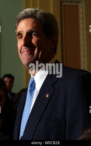 Le sénateur John Kerry, D-masse, parle avec les membres de la presse après une rencontre avec les dirigeants du Sénat démocratique le 11 mars 2004 à Washington. Lorsqu'on lui a demandé s'il allait s'excuser pour des propos tenus hier à Chicago à propos de républicains, il a dit qu'il ne serait pas. (Photo d'UPI/Michael Kleinfeld) Banque D'Images