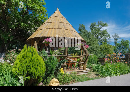 Gazebo en bois en arrière-cour ou dans le jardin d'été. Banque D'Images