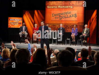 Frank Sesno, centre, interroge le public sur leurs sentiments sur les impôts au début de son Sesno rapports montrent pour le NDP dépasse Dollars' être filmé à l'Université George Mason le 20 avril 2004. Sesno's panneau comprend, de gauche à droite, le chroniqueur du Washington Post Colbert I. King, Sheila Hixson, (D-MD) Chambre des délégués) William Euille, maire d'Alexandrie, Président du Parti républicain du Maryland John Kane, Eleanor Holmes Norton (D-D.C. délégué au Congrès) et James H. Dillard (R-Va. Chambre des délégués). (Photo d'UPI/Roger L. Wollenberg) Banque D'Images