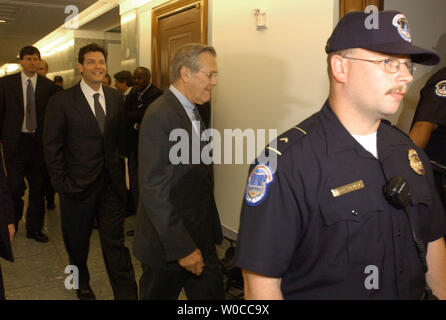 Le ministre de la Défense Donald Rumsfeld, promenades à travers le hall, sur sa façon de témoigner devant la Commission des forces armées du Sénat sur la colline du Capitole à Washington le 7 mai 2004. Rumsfeld a été appelée à témoigner à propos de l'abus de prisonniers irakiens. (Photo d'UPI/Roger L. Wollenberg) Banque D'Images