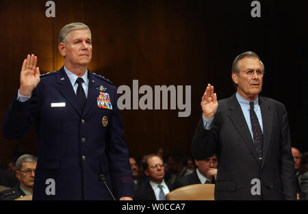 Le chef d'état-major interarmées Richard B. Myers, à gauche, et le ministre de la Défense Donald Rumsfeld de serment avant de témoigner au sujet des abus de prisonnier irakien avant la commission des forces armées du Sénat sur la colline du Capitole à Washington le 7 mai 2004. (Photo d'UPI/Michael Kleinfeld) Banque D'Images